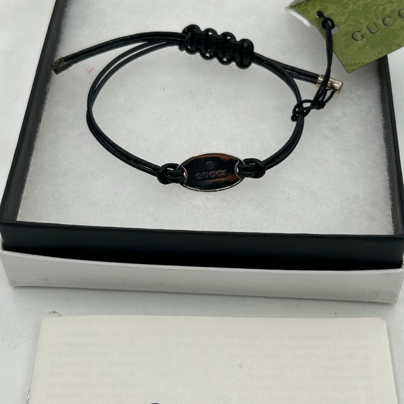 Gucci, black leather cord bracelet with sterling silver logo engraved plaque - Picture 2 of 11